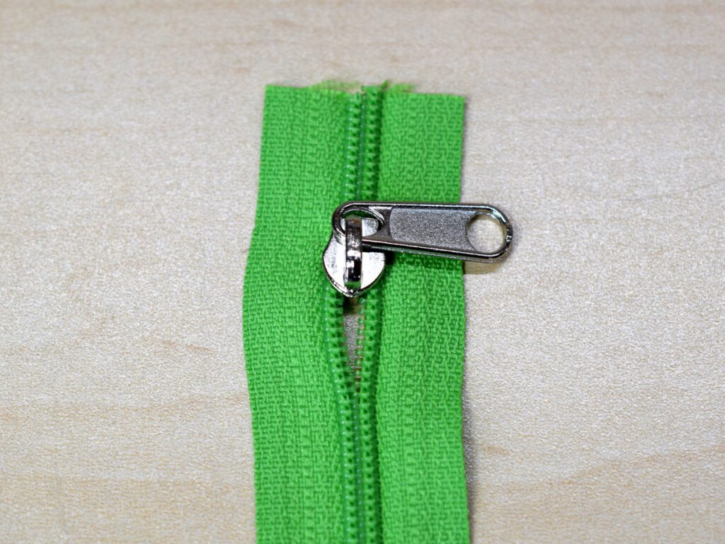 Zipper Pull on zipper uneven tape