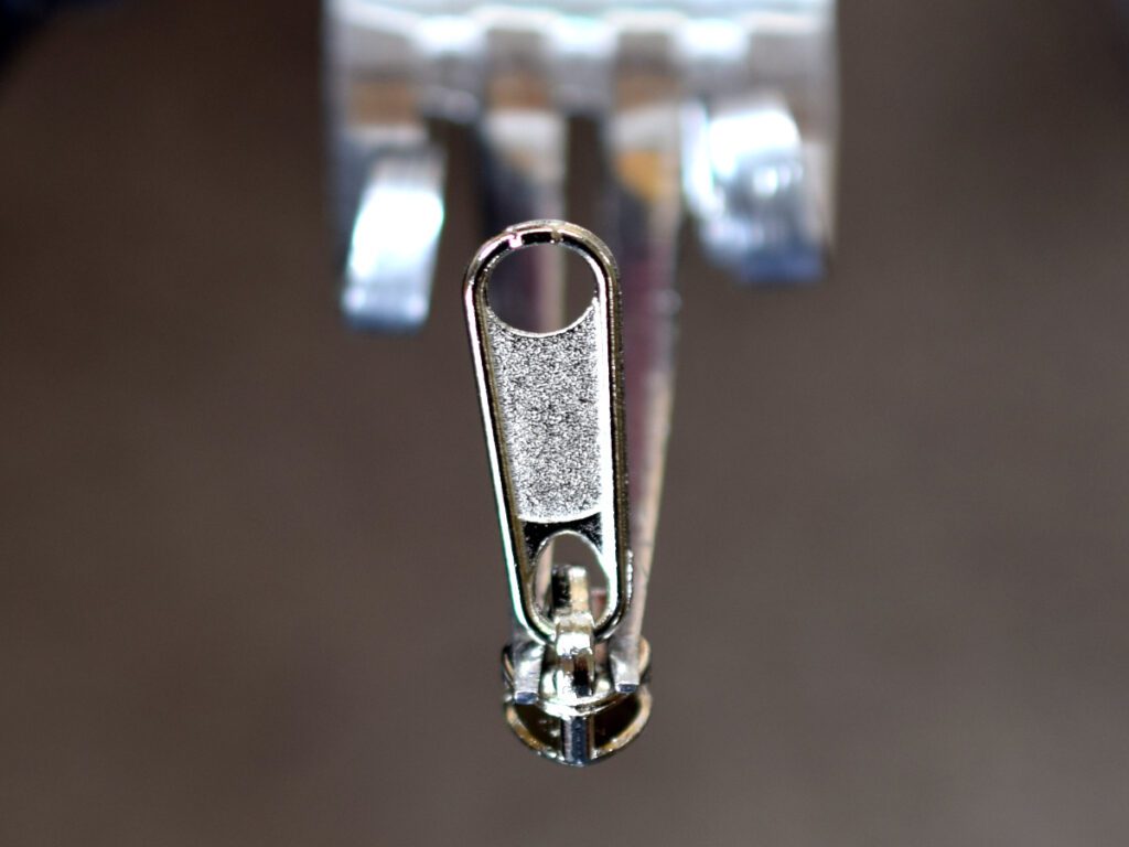 Zipper pull on fork from top